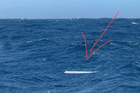 An image, with arrow drawn by crew members, indicating Huntress' broken rudder floating away.(Instagram: huntress888racing)