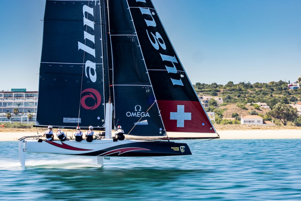 Team Alinghi sailing fast 