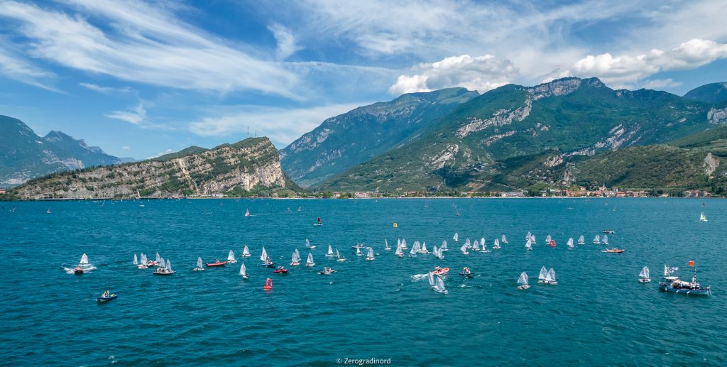 Incredibly backdrop of mountains, as sailors hang around start line