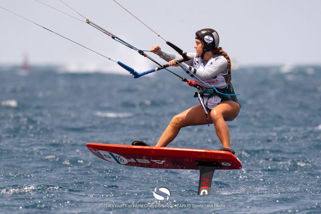 Female kitefoiler racing 