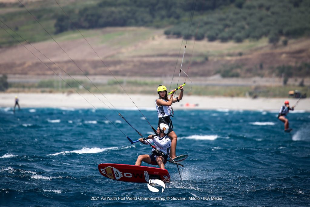 2 kitefoilers crossing each other 