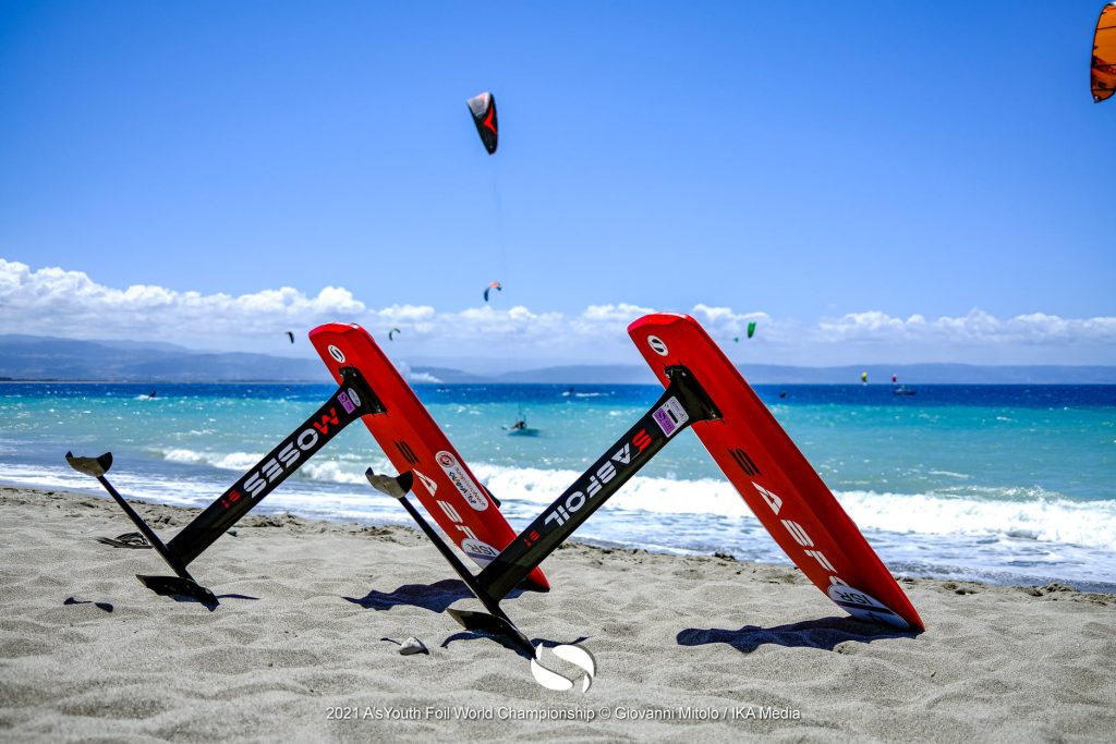 Kitefoilers sitting on the beach