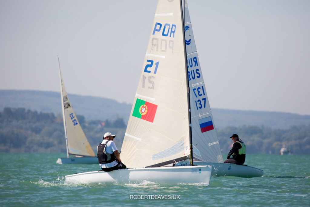 Filipe Silva crossing another sailor, sailing upwind.