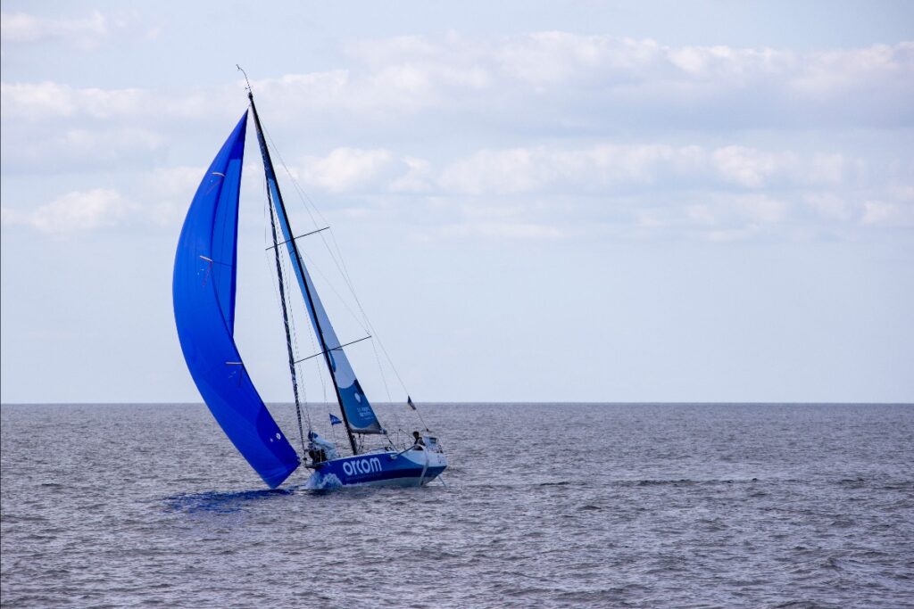 Jules Delpech on a spinnaker reach (blue kite).