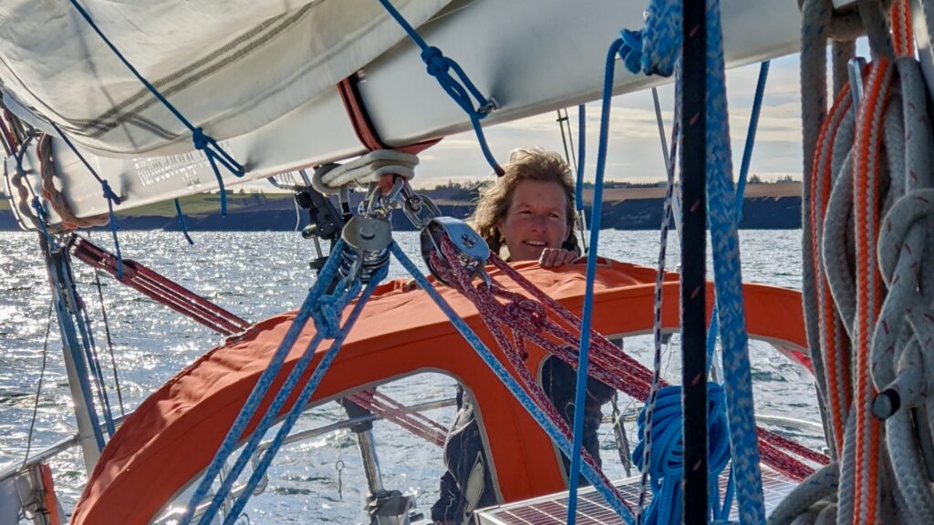 Kirsten Neuschäfer pops hr head over bimini while sailing.