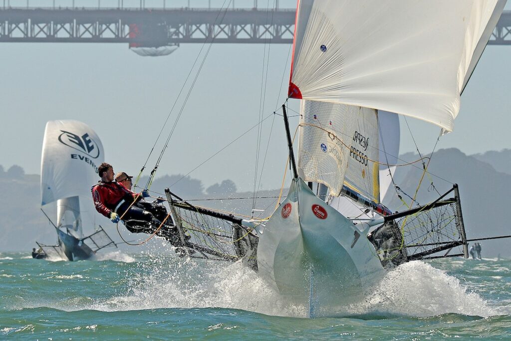 Skiff on a kite reach with Golden Gate Bridge in the background.