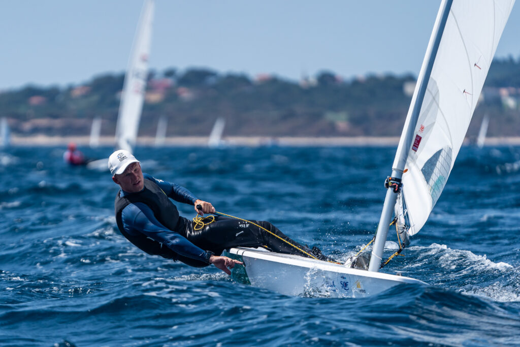 Finn Alexander sailing upwind in the ILCA 7.