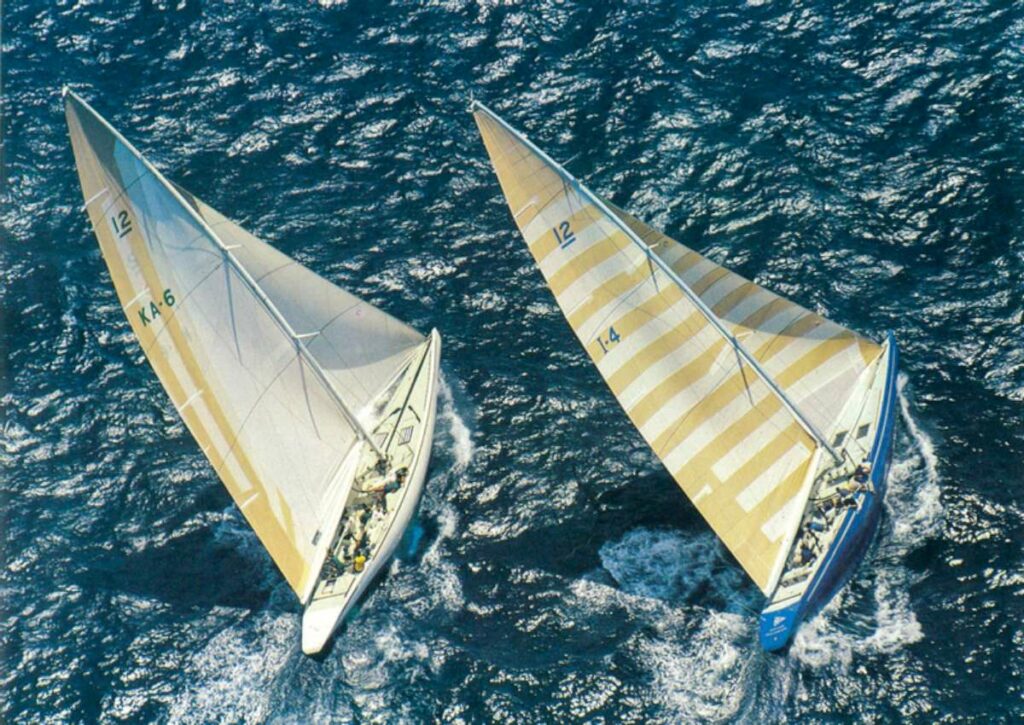 Azzurra holds her lane against the 1983 America’s Cup winner Australia II. / © Carlo Borlenghi