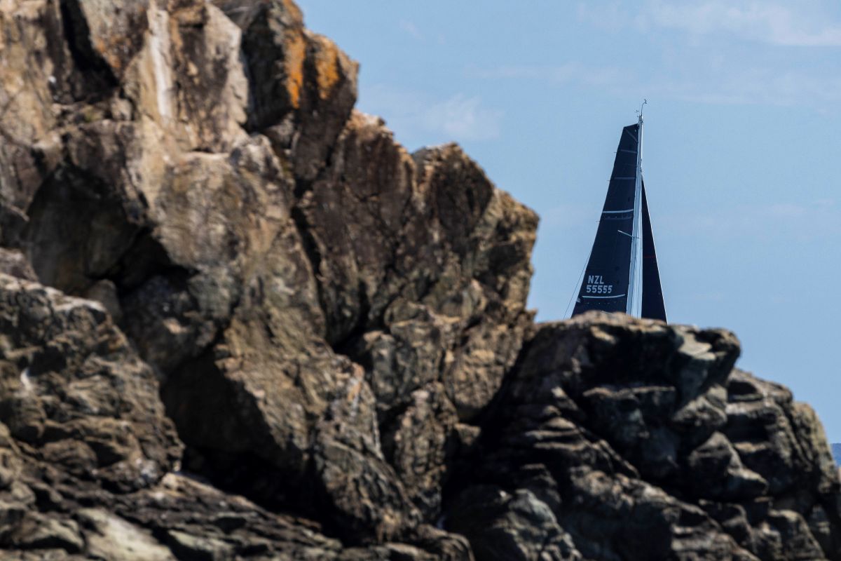 Kiwi entry V5 (Brian Petersen) appears behind a rocky outcrop - Andrea Francolini, ABRW pic