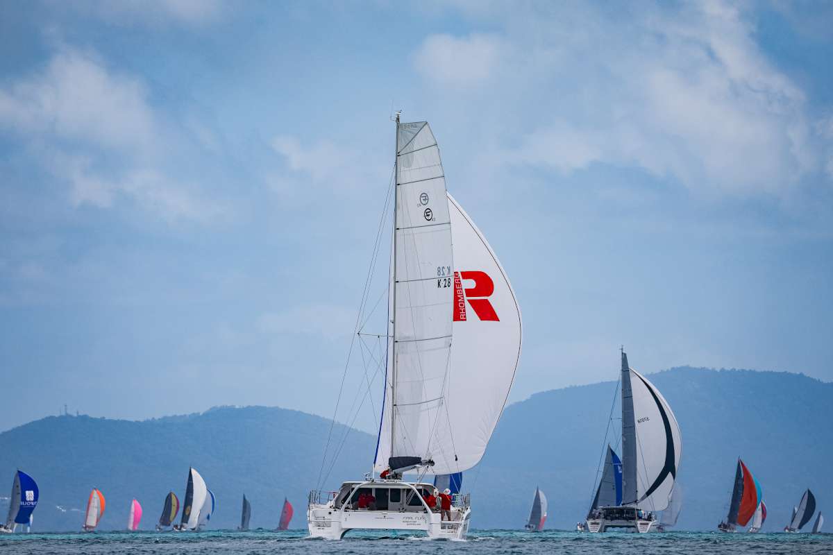 HIRW25 mixed fleet heading downwind in Whitsunday Passage_credit Salty Dingo