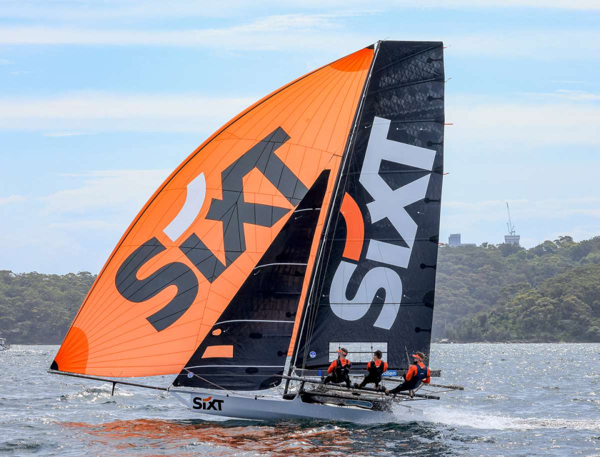 Sixt on the middle run in a NE wind (SailMedia)