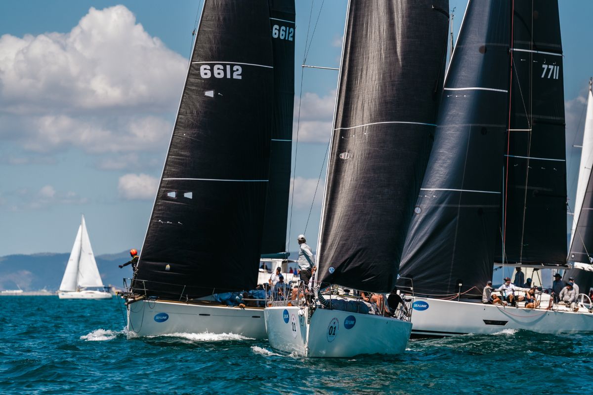 Popeye (6612) won the three-way tussle in Division 2 - Revolution Production pics