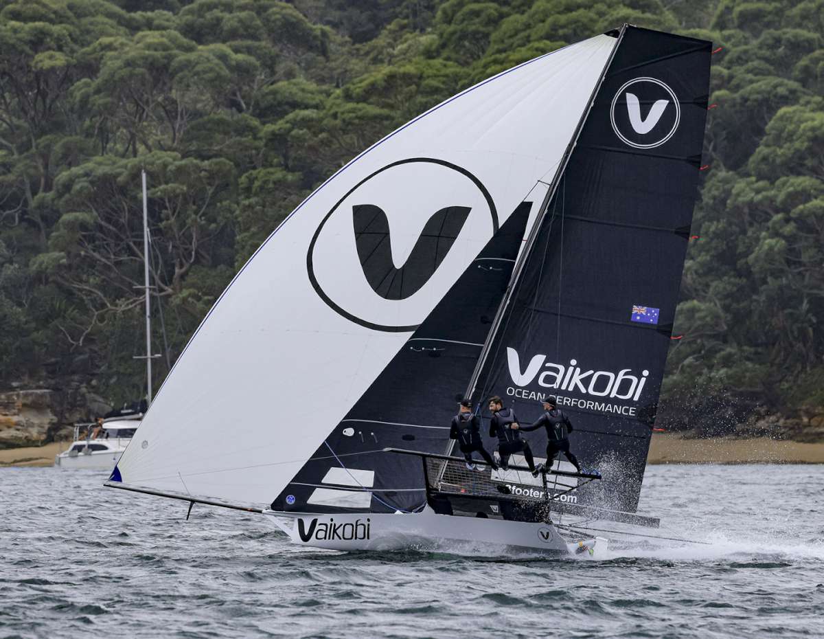 NE spinnaker run (SailMedia)