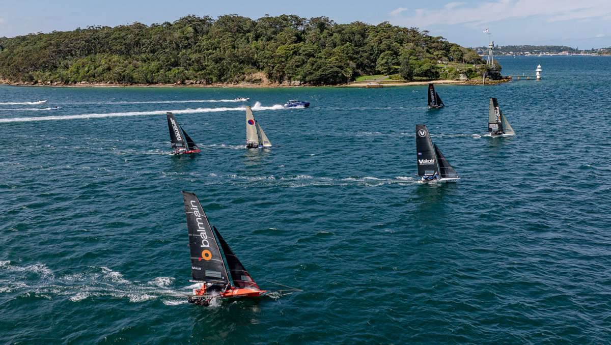 Vaikobi with the pointy-end of the fleet (SailMedia)