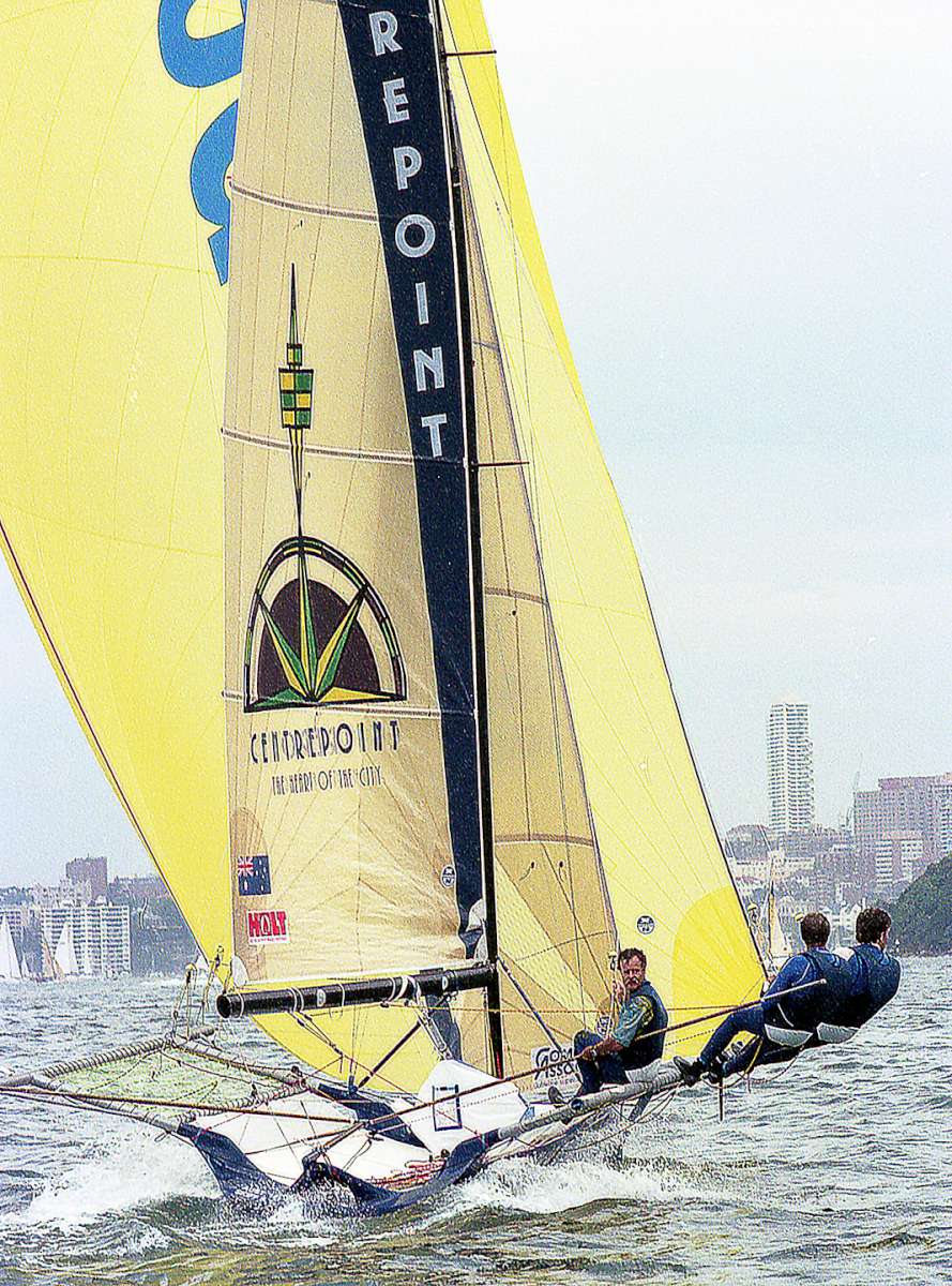 Woody looks back at the opposition on the way to victory at the 2000 Giltinan Championship (Bob Ross)