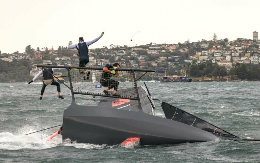 Crew in trouble, men overboard (SailMedia)