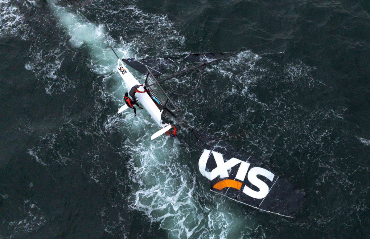 Unfortunate moment for the SIXT team (SailMedia)