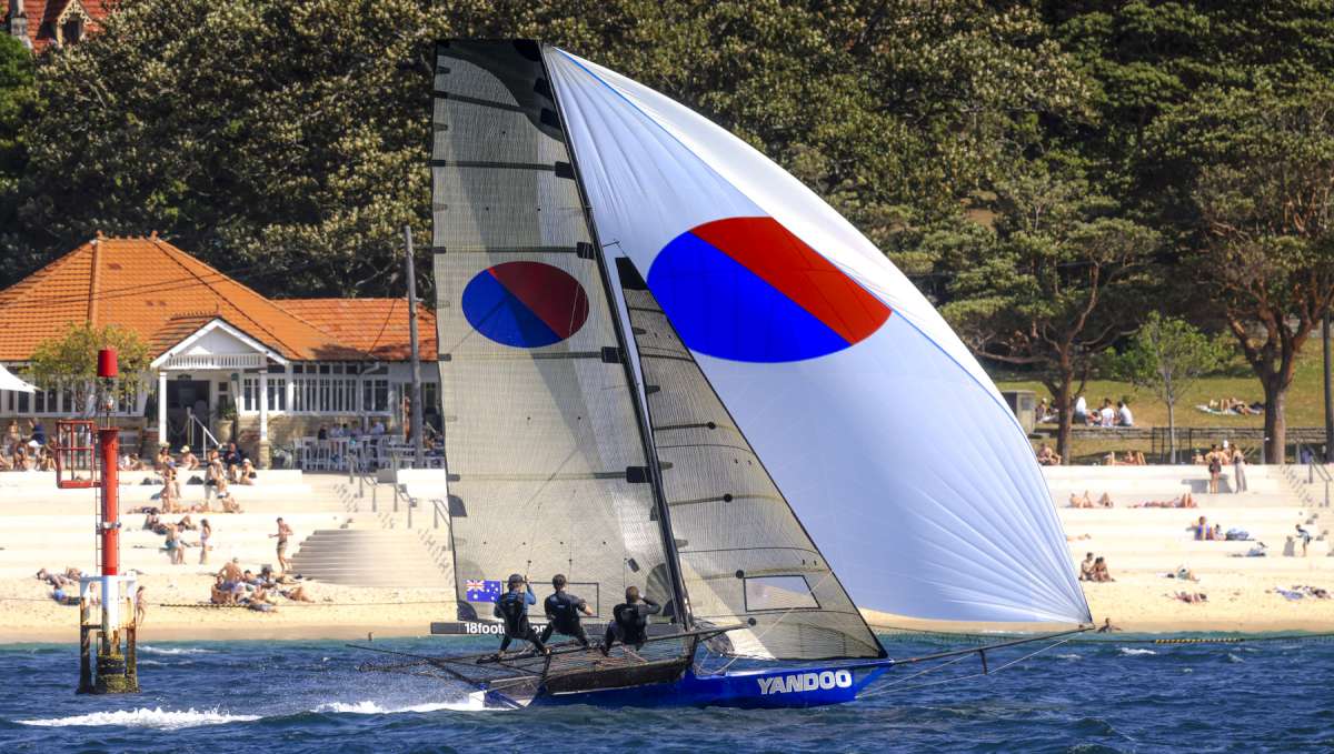 Yandoo races past Neilsen Park beach (SailMedia)