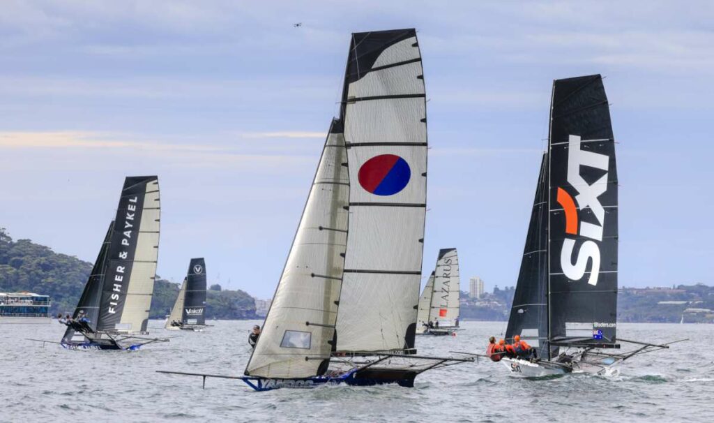 Leaders head to the first set of weather marks (SailMedia)