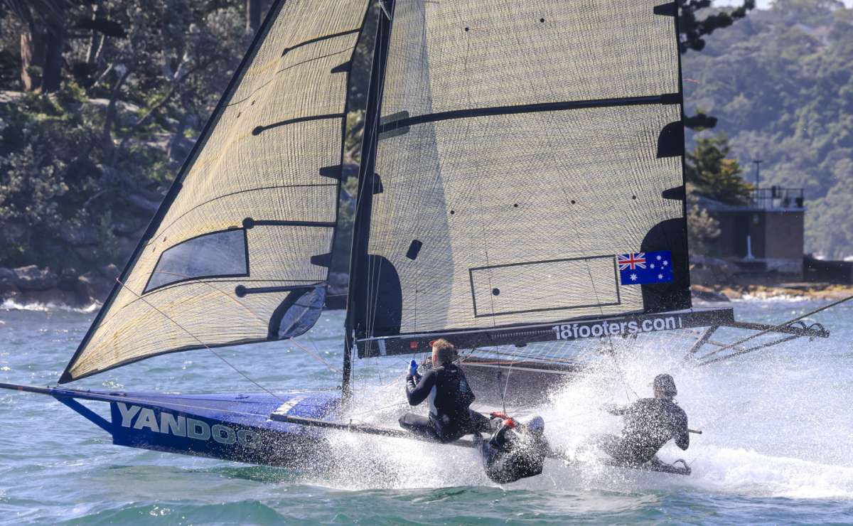 Winning action for Yandoo's team (SailMedia)