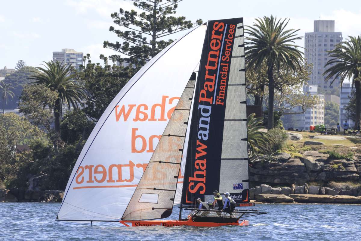 Moments prior to spinnaker problems (SailMedia)