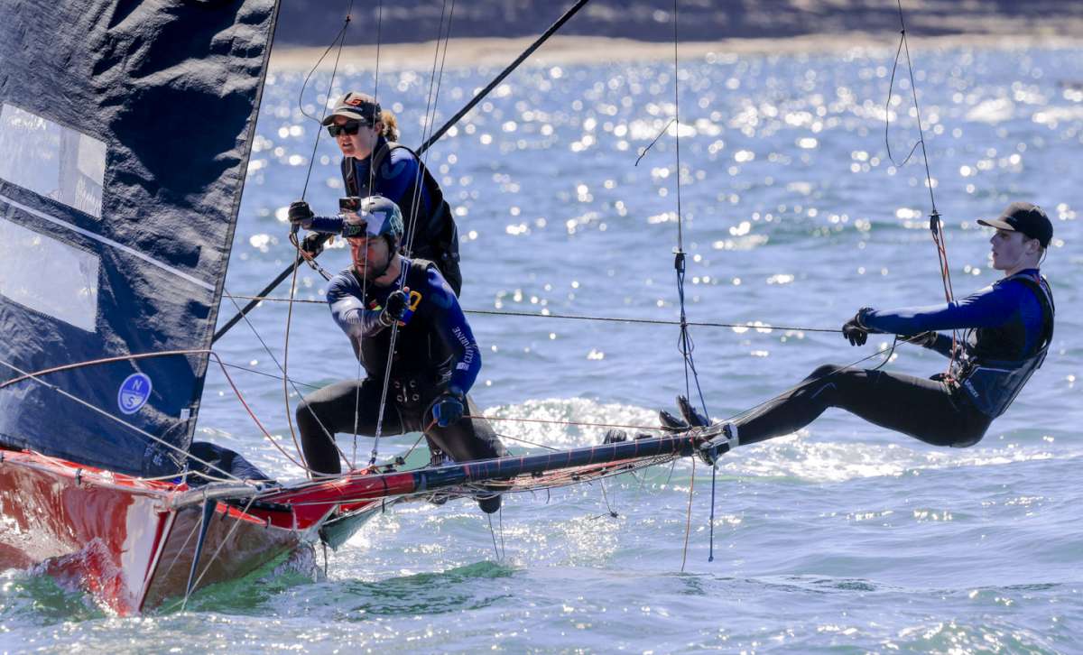 Club Marine crew in action (SailMedia)