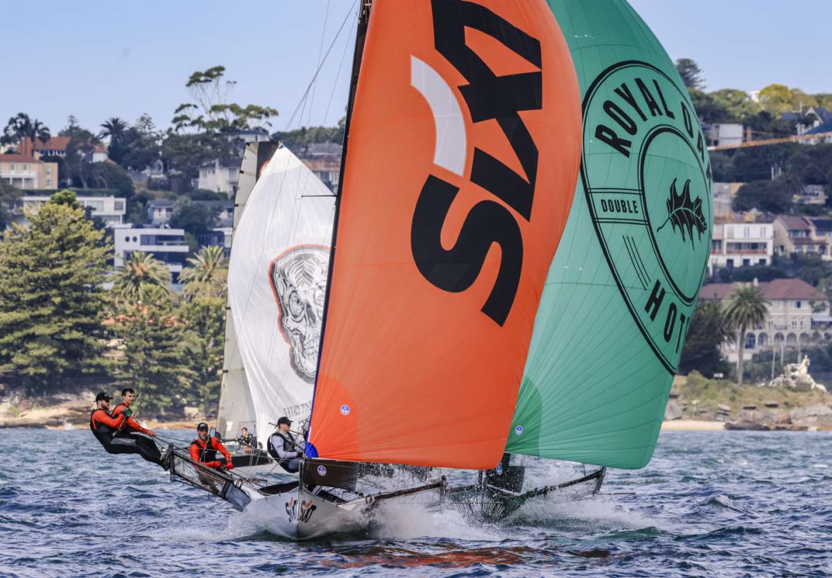 Sixt leads a group to the bottom mark (SailMedia)