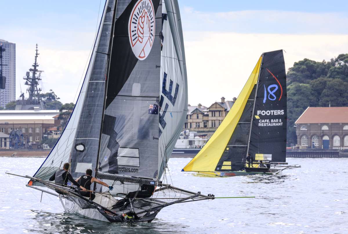 Desperately looking for wind (SailMedia)