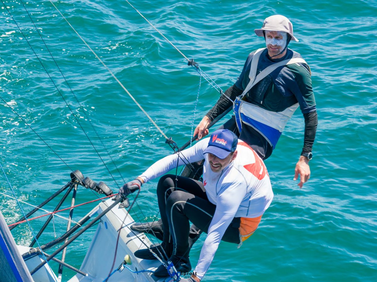 Brett Hobson (white hat) and replacement crew Robbie Polec on the wire - credit @sprottmedia