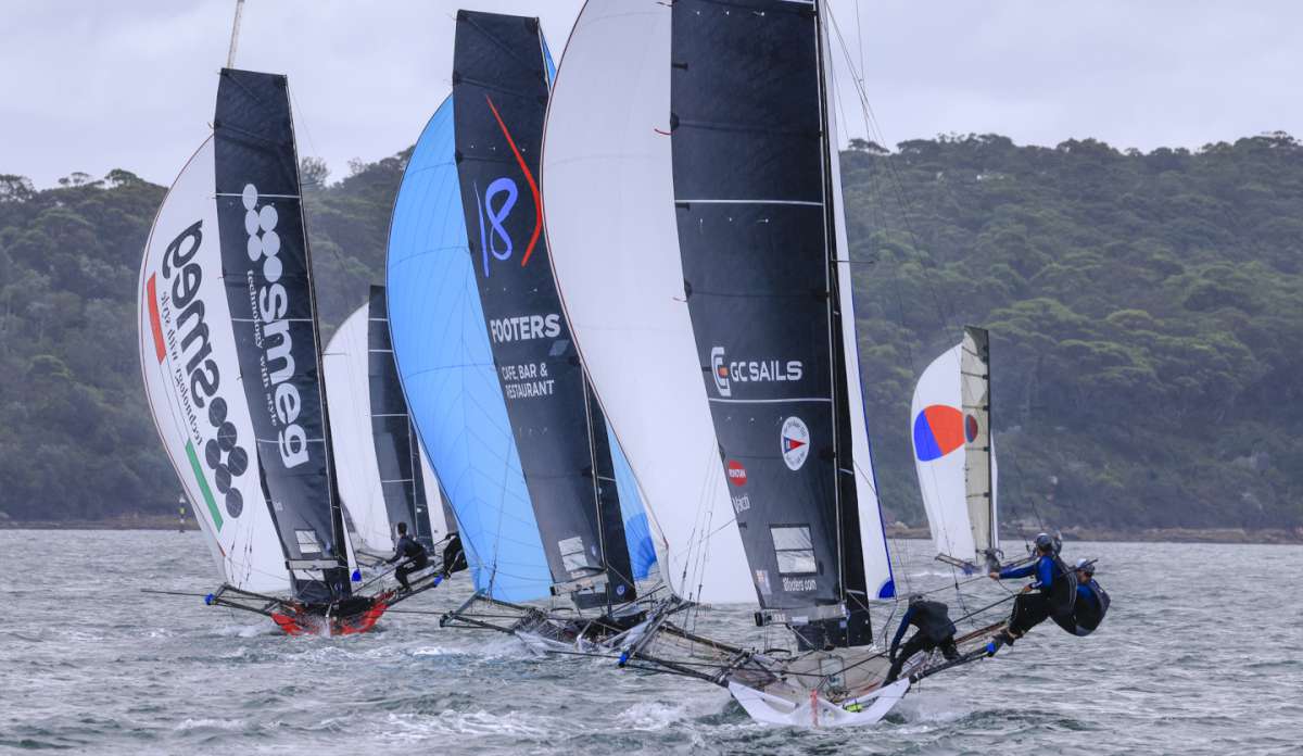 Bunched spinnakers in the second race (SailMedia)