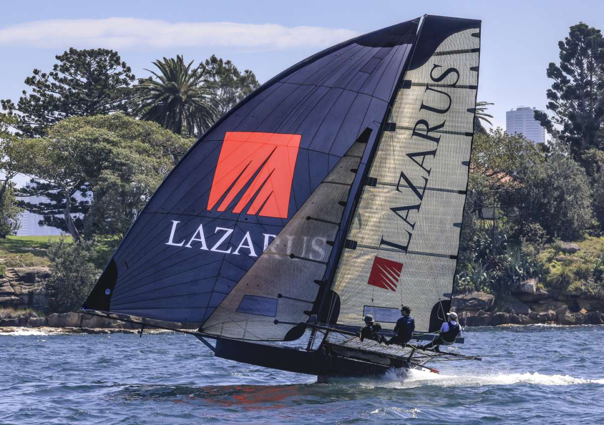 Lazarus leads the fleet on the first lap (SailMedia)