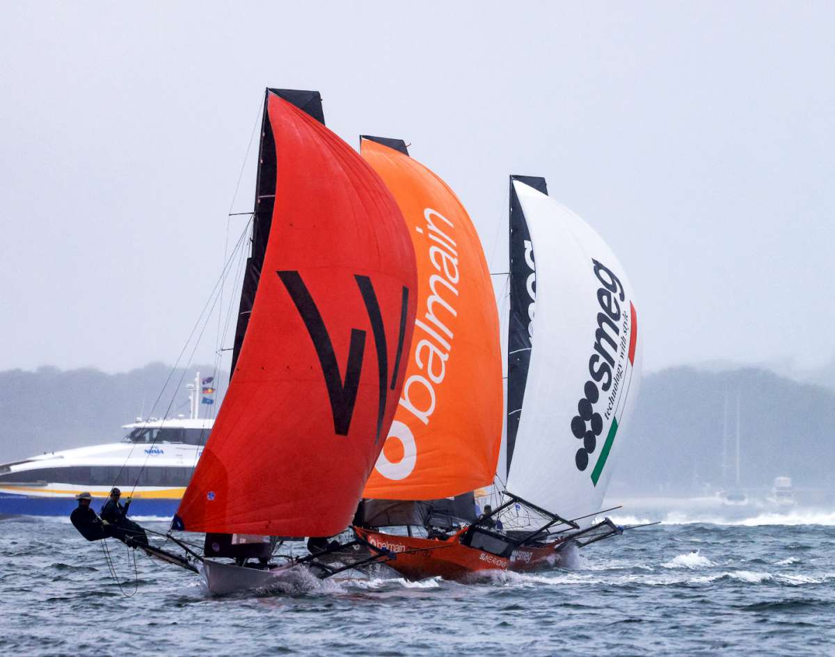 Queensland's Brisbane 18 Footers leads a group in the recent nationals (SailMedia)