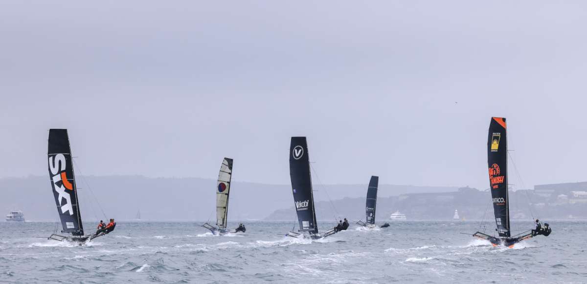Race for the lead on the first spinnaker run (SailMedia)