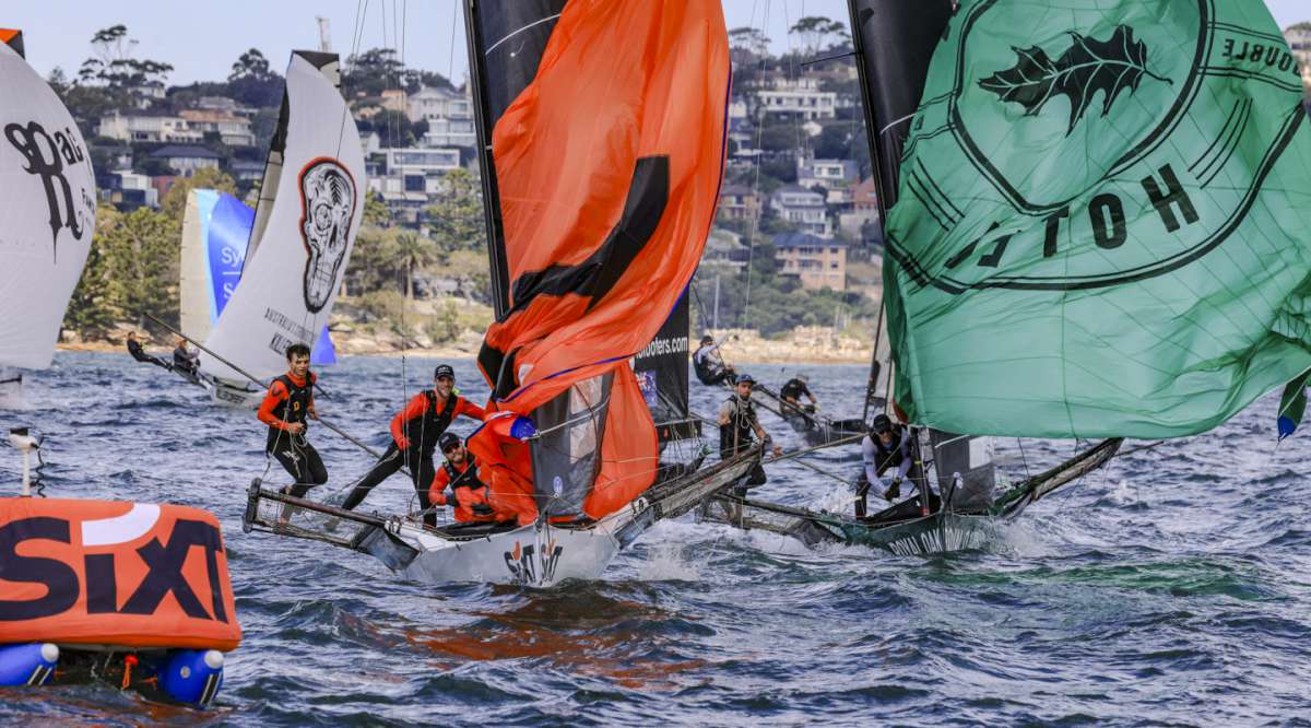 Coming into the bottom mark (SailMedia)