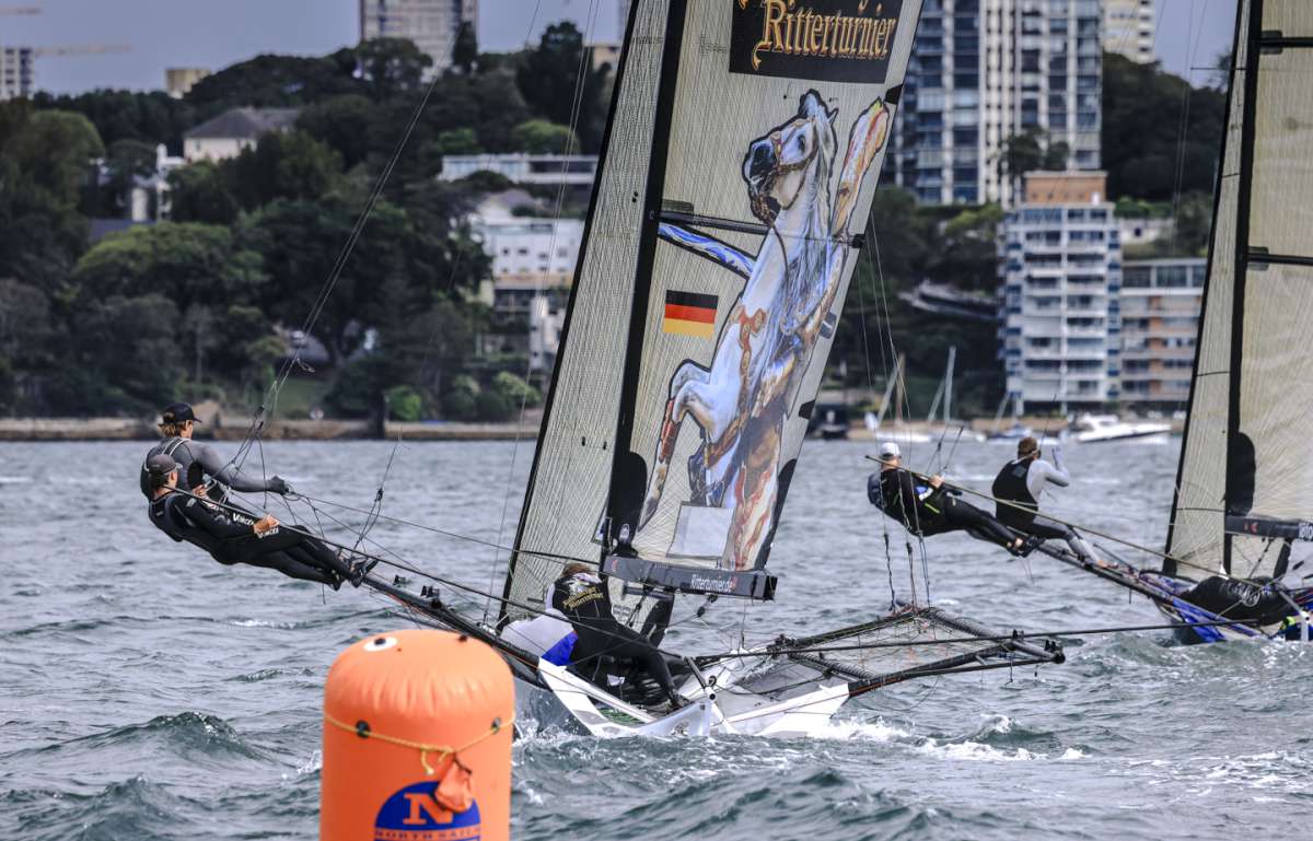 Leading two teams head for the finish line (SailMedia)