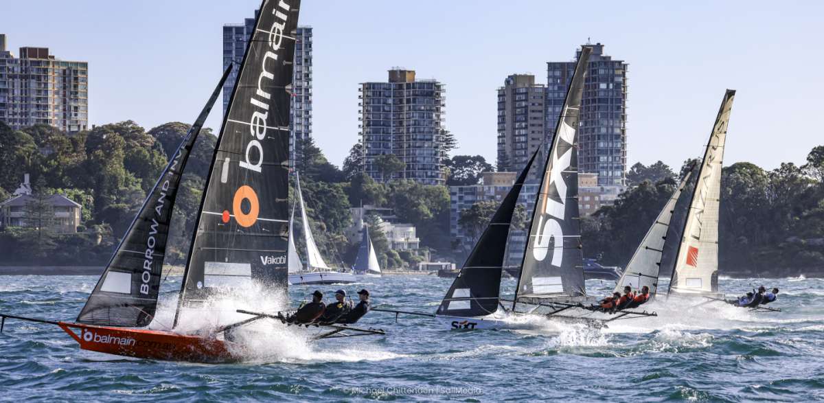 Action at the head of the fleet (SailMedia)