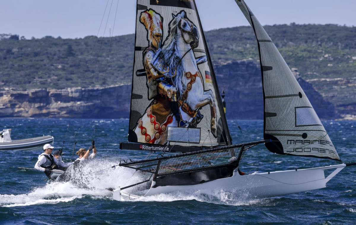 Heading for the weather mark (SailMedia)