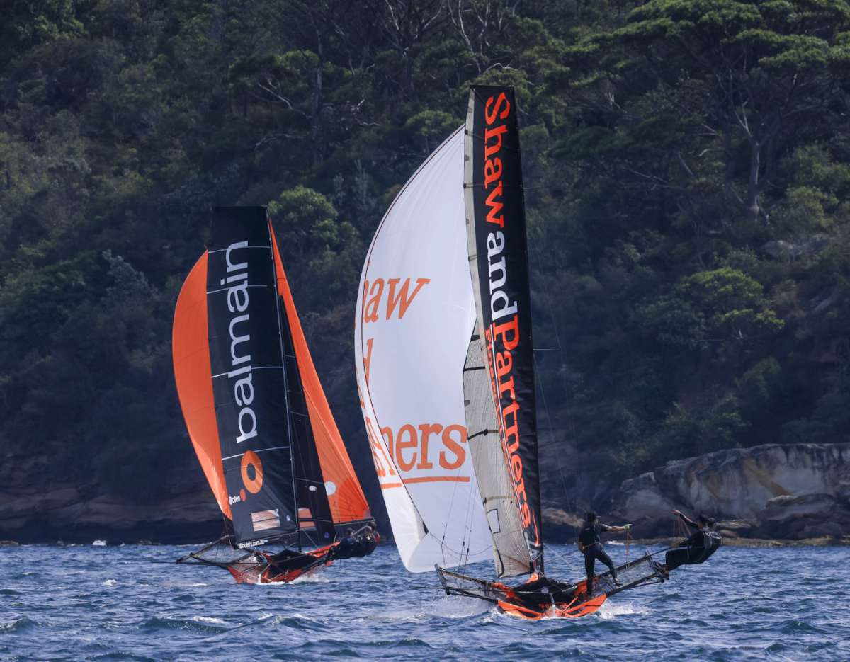 Race for second place on the middle run (SailMedia)