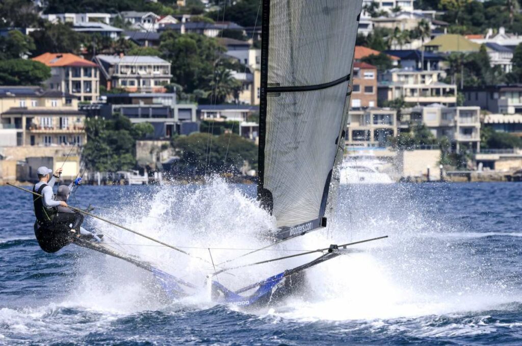 Yandoo's crew drive the skiff hard (SailMedia)