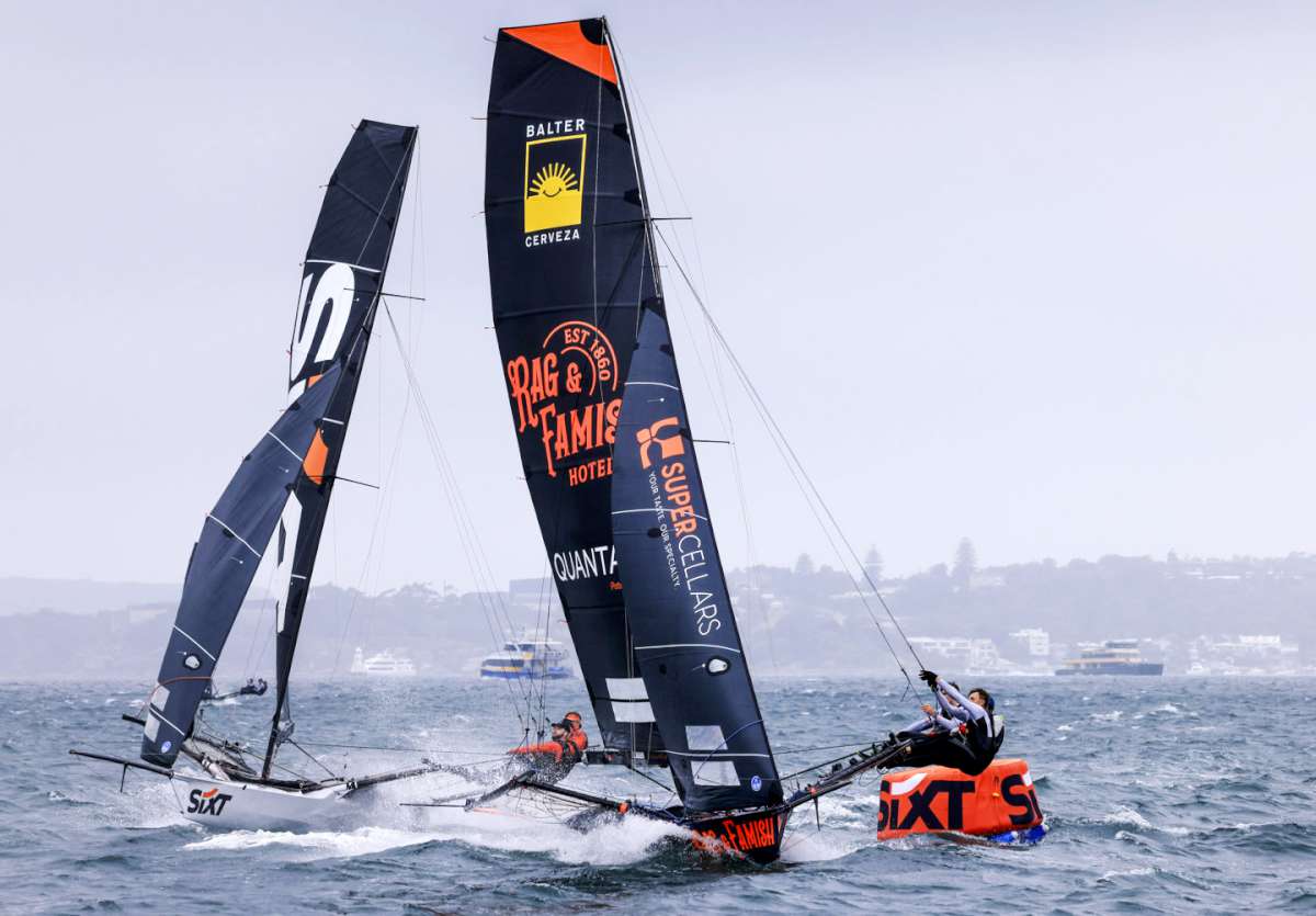The Rag leads Sixt narrowly at the weather mark (SailMedia)