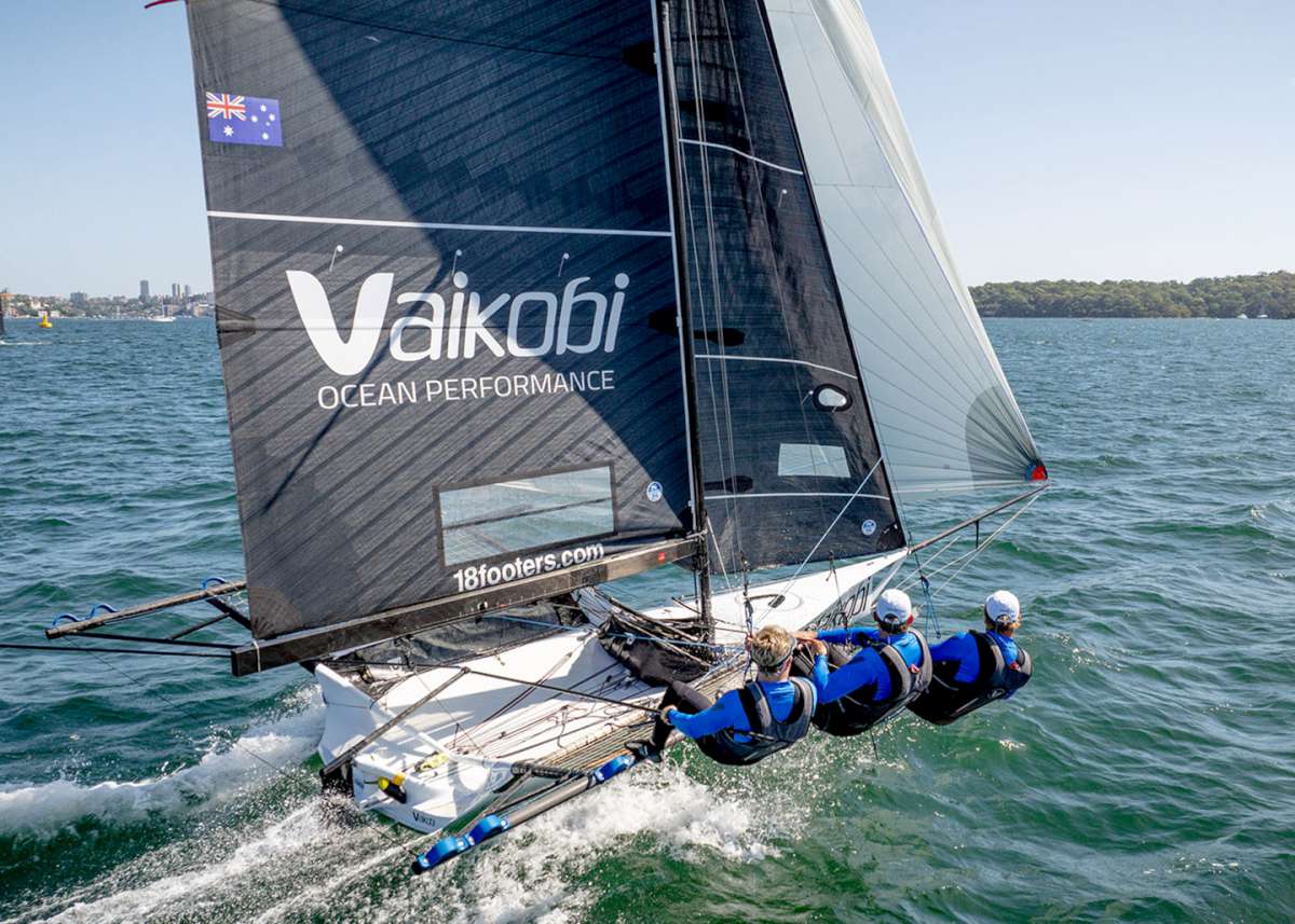 Smooth crew on a flying Vaikobi (SailMedia)