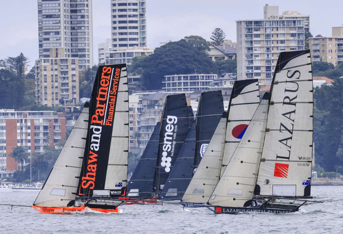 Heading to the first weather mark (SailMedia)