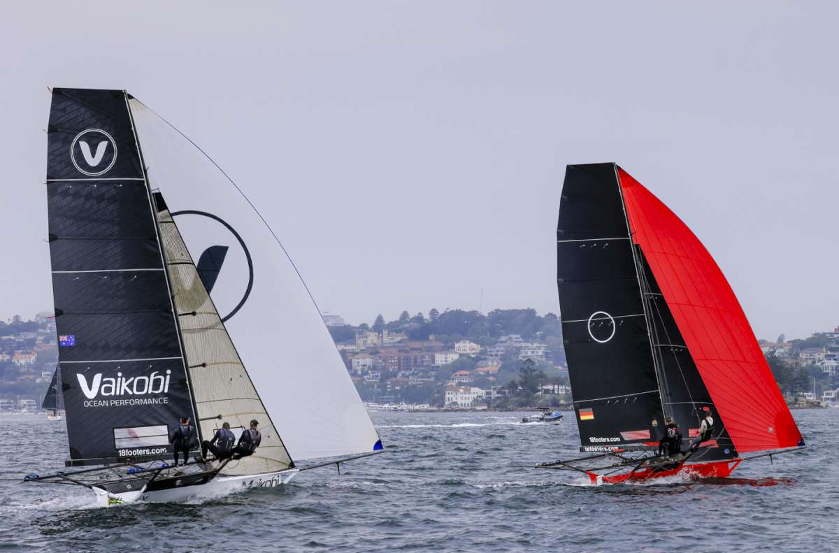 Berlin Bears leads Vaikobi on the first lap of the course (SailMedia)