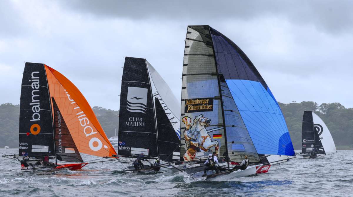 Starting the spinnaker run (SailMedia)