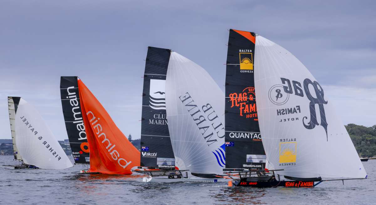 Battling mid fleet (SailMedia)