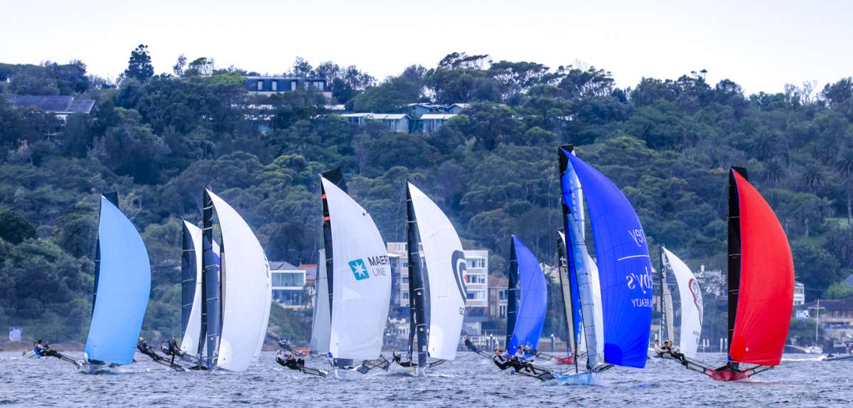 Spinnakers in light wind (SailMedia)