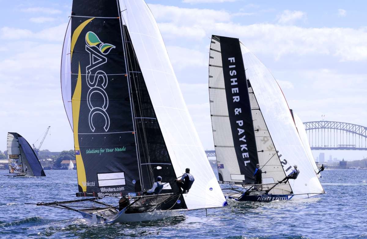 Light wind spinnaker run (SailMedia)