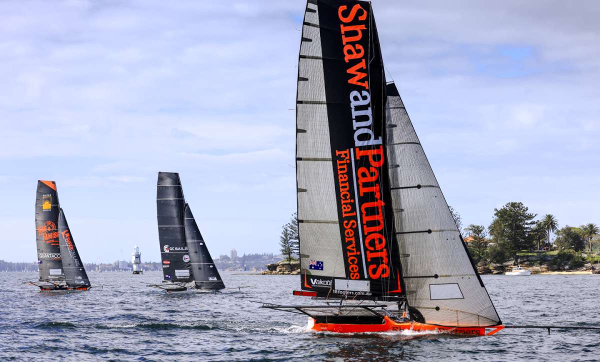 Shaw and Partners leads the race to the weather mark (SailMedia)