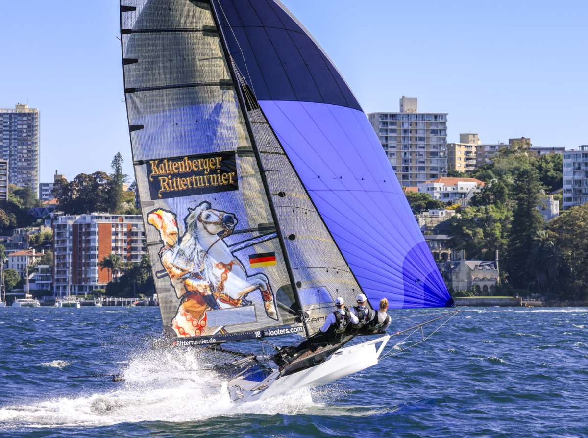 Final spinnaker run between the islands (SailMedia)