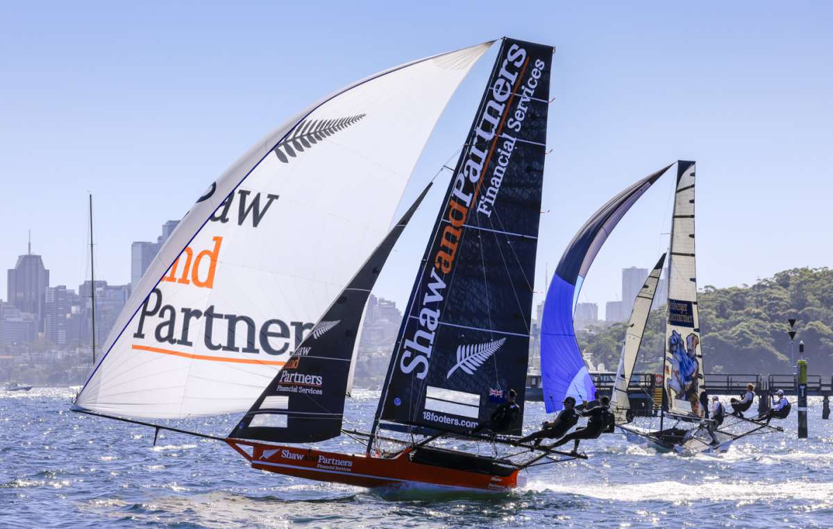 Rounding the wing mark (SailMedia)